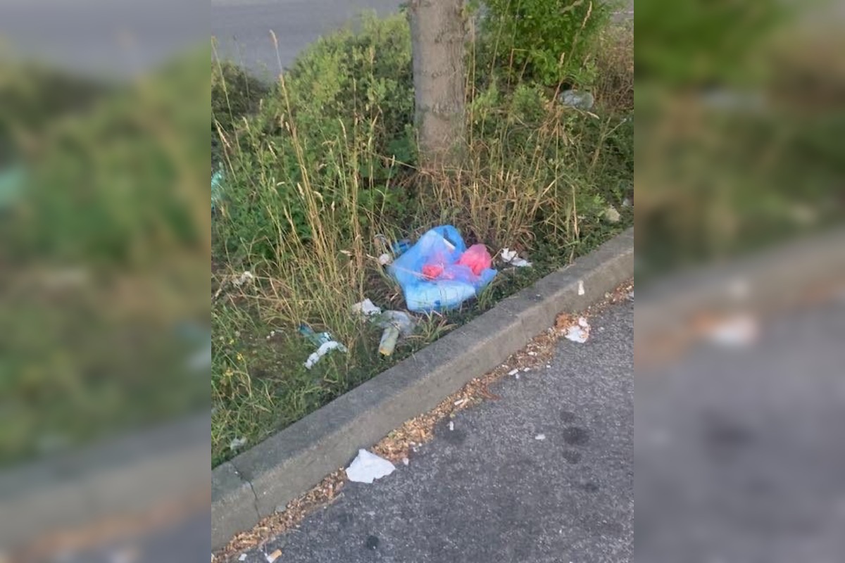 FOTO: Trenčania kritizujú neporiadok pred obchodným domom, foto 2