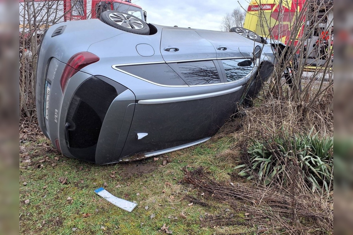 FOTO: Hasiči zasahovali pri nehode v Prievidzskom okrese, auto skončilo na boku, foto 1