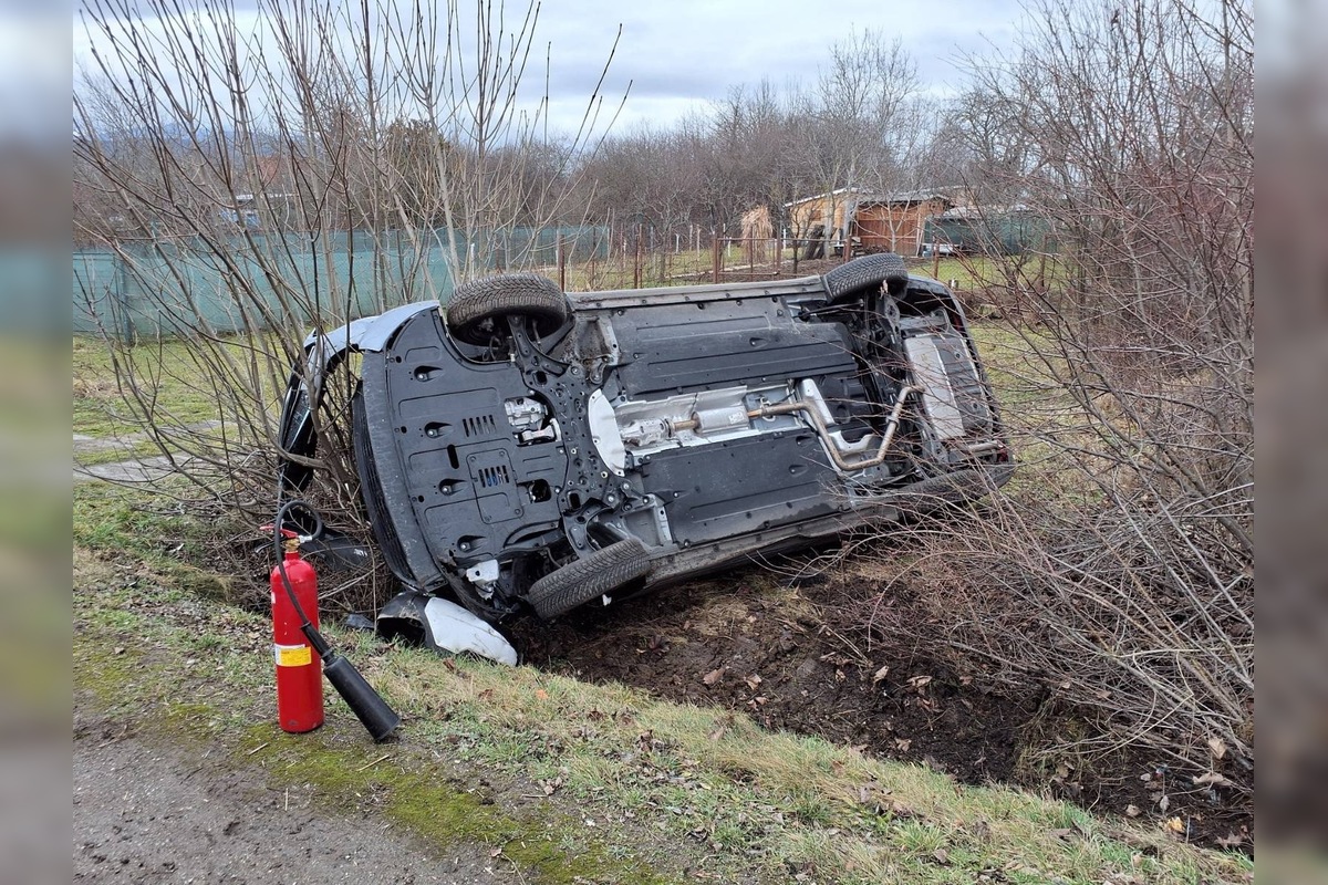FOTO: Hasiči zasahovali pri nehode v Prievidzskom okrese, auto skončilo na boku, foto 2