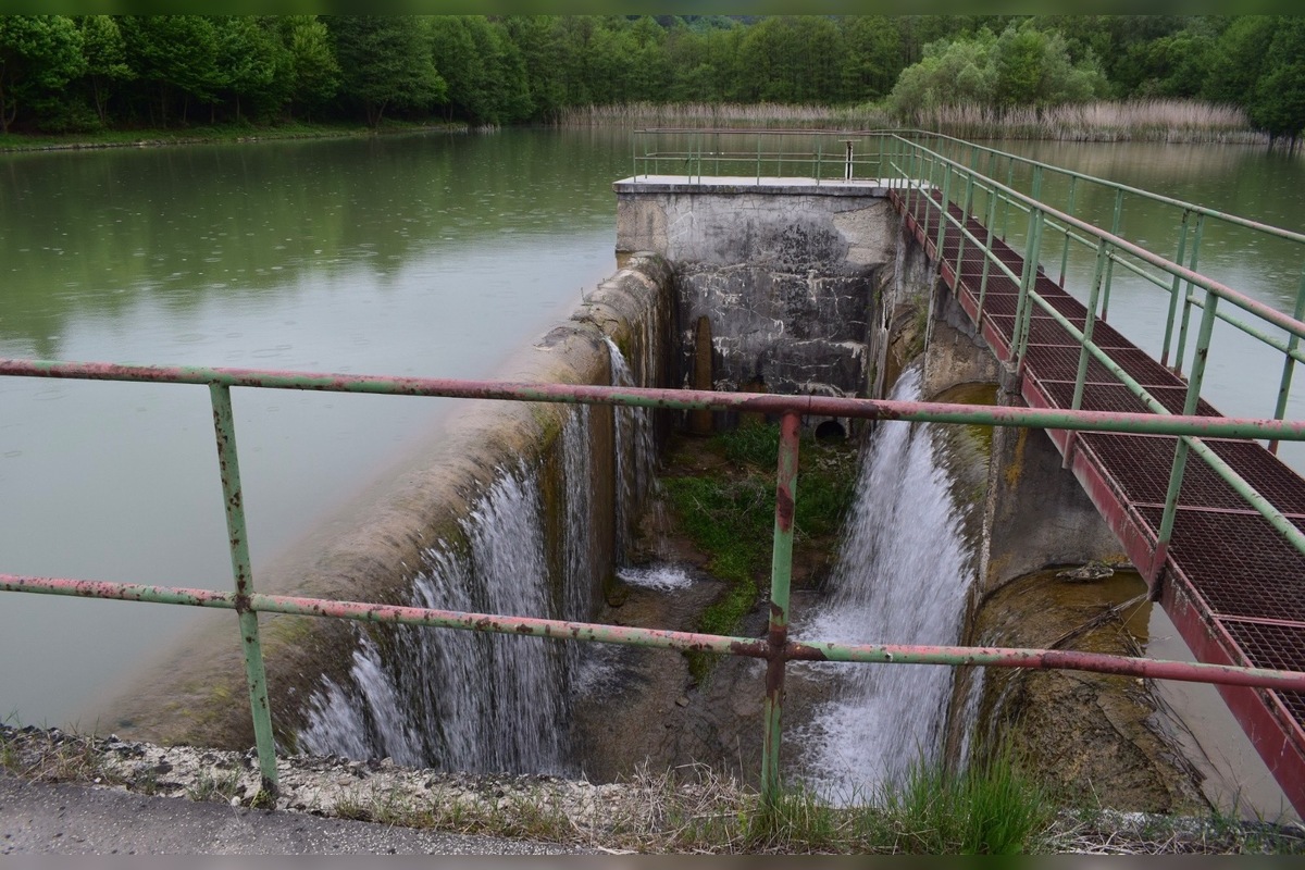 FOTO: V Bolešove predávajú časť priehrady, foto 5