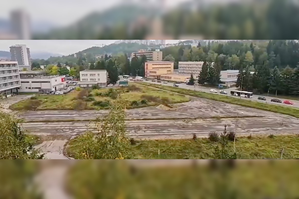 FOTO: Považskú trápi zanedbaný pozemok, ktorý roky hyzdí centrum mesta, foto 6