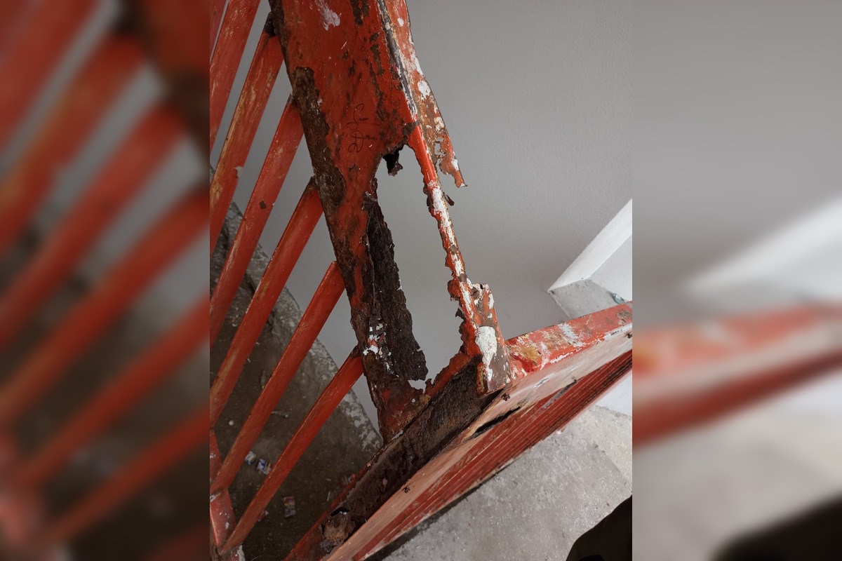 FOTO: Poškodené a skorodované zábradlie v Považskej Bystrici, foto 1