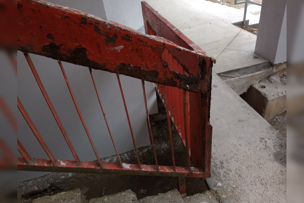 FOTO: Poškodené a skorodované zábradlie v Považskej Bystrici, foto 2