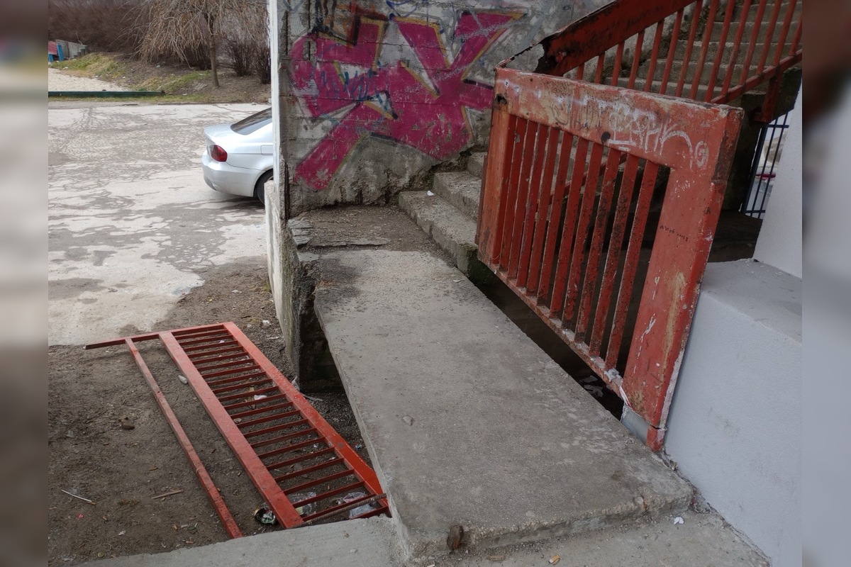 FOTO: Poškodené a skorodované zábradlie v Považskej Bystrici, foto 3