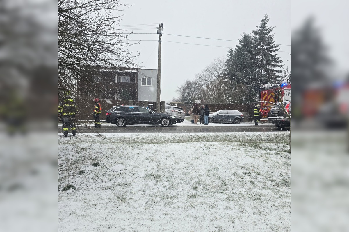 FOTO: Obyvatelia Trenčianskej Turnej riešia dlhodobý problém s nebezpečným úsekom cesty v katastri obce , foto 1