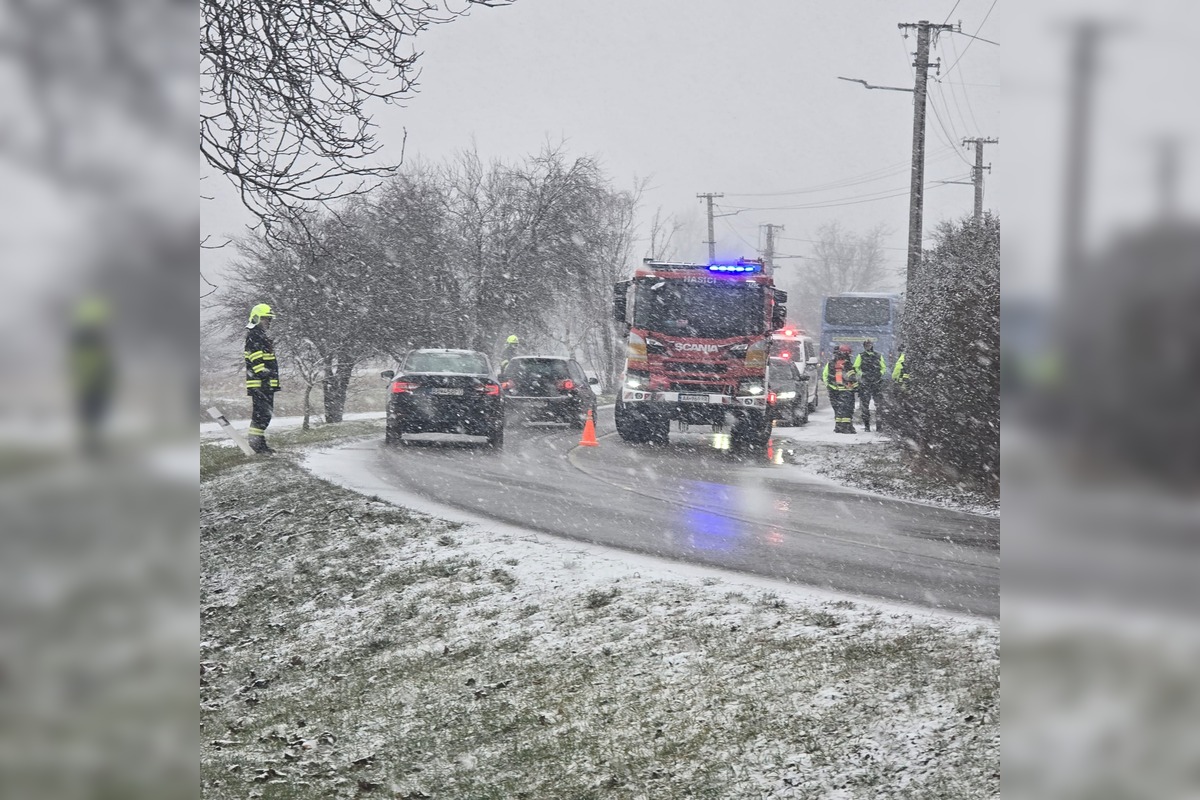 FOTO: Obyvatelia Trenčianskej Turnej riešia dlhodobý problém s nebezpečným úsekom cesty v katastri obce , foto 2