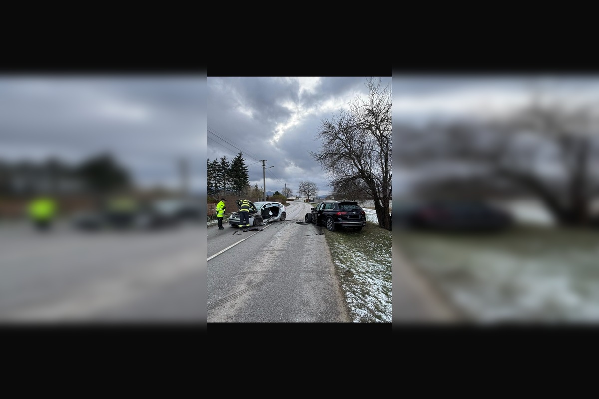 FOTO: Obyvatelia Trenčianskej Turnej riešia dlhodobý problém s nebezpečným úsekom cesty v katastri obce , foto 3