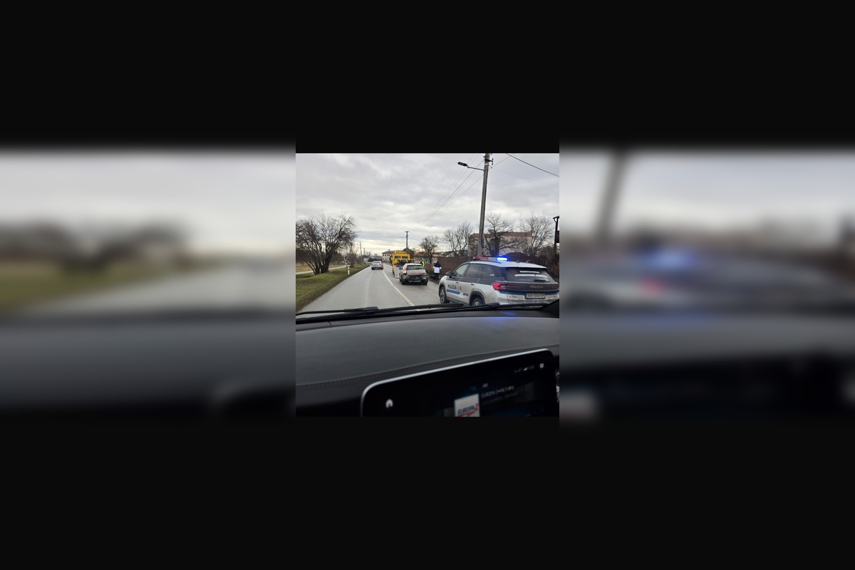 FOTO: Obyvatelia Trenčianskej Turnej riešia dlhodobý problém s nebezpečným úsekom cesty v katastri obce , foto 5