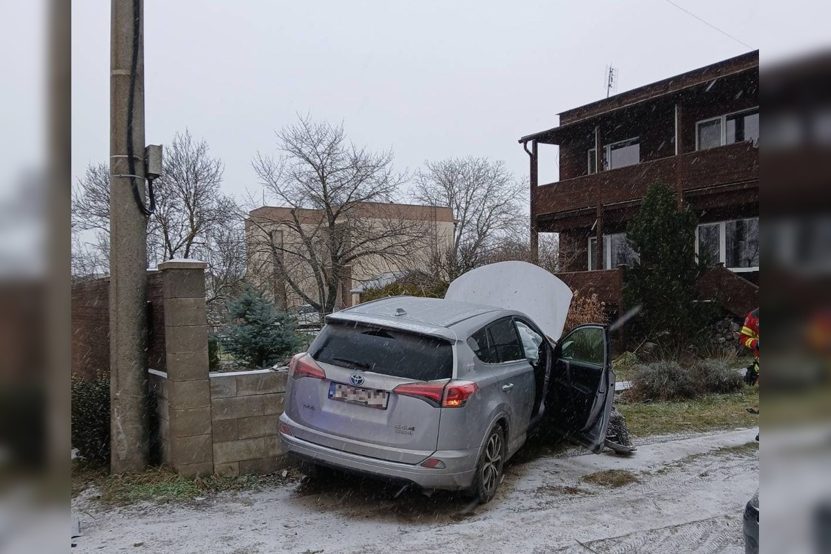 FOTO: Obyvatelia Trenčianskej Turnej riešia dlhodobý problém s nebezpečným úsekom cesty v katastri obce , foto 7
