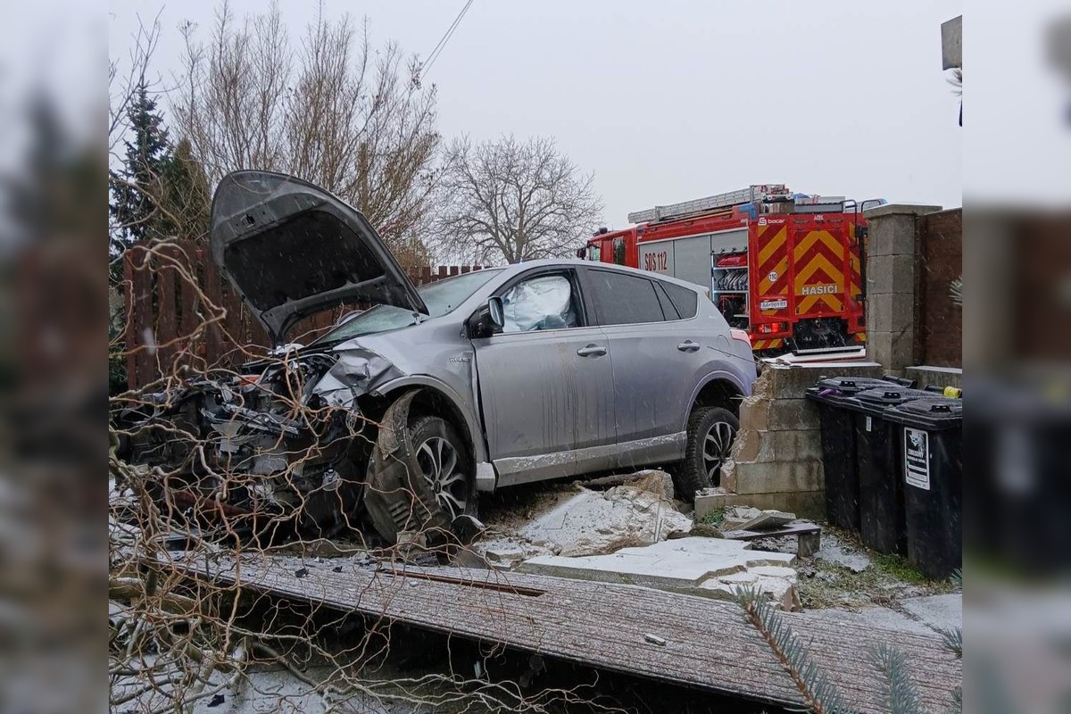 FOTO: Obyvatelia Trenčianskej Turnej riešia dlhodobý problém s nebezpečným úsekom cesty v katastri obce , foto 9