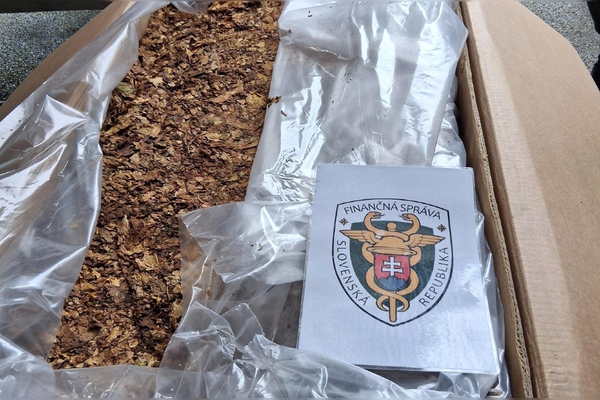 FOTO: Colníci pri Trenčíne zadržali poľského vodiča s krabicami plnými tabaku, foto 1