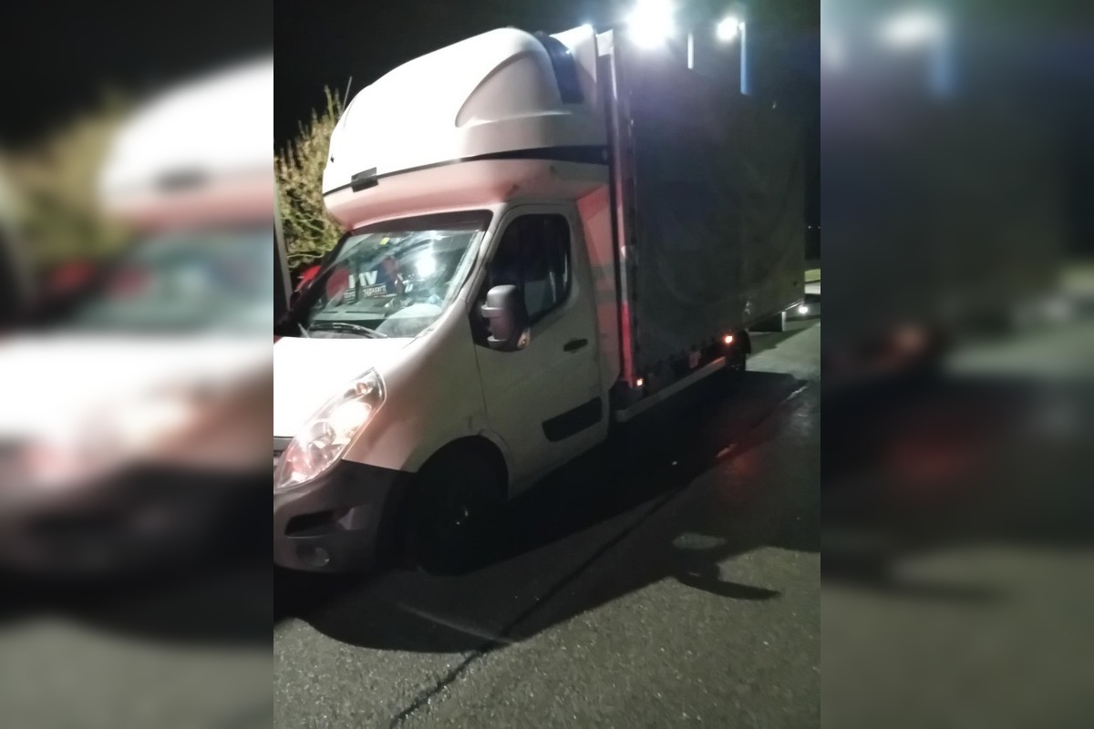 FOTO: Colníci pri Trenčíne zadržali poľského vodiča s krabicami plnými tabaku, foto 2