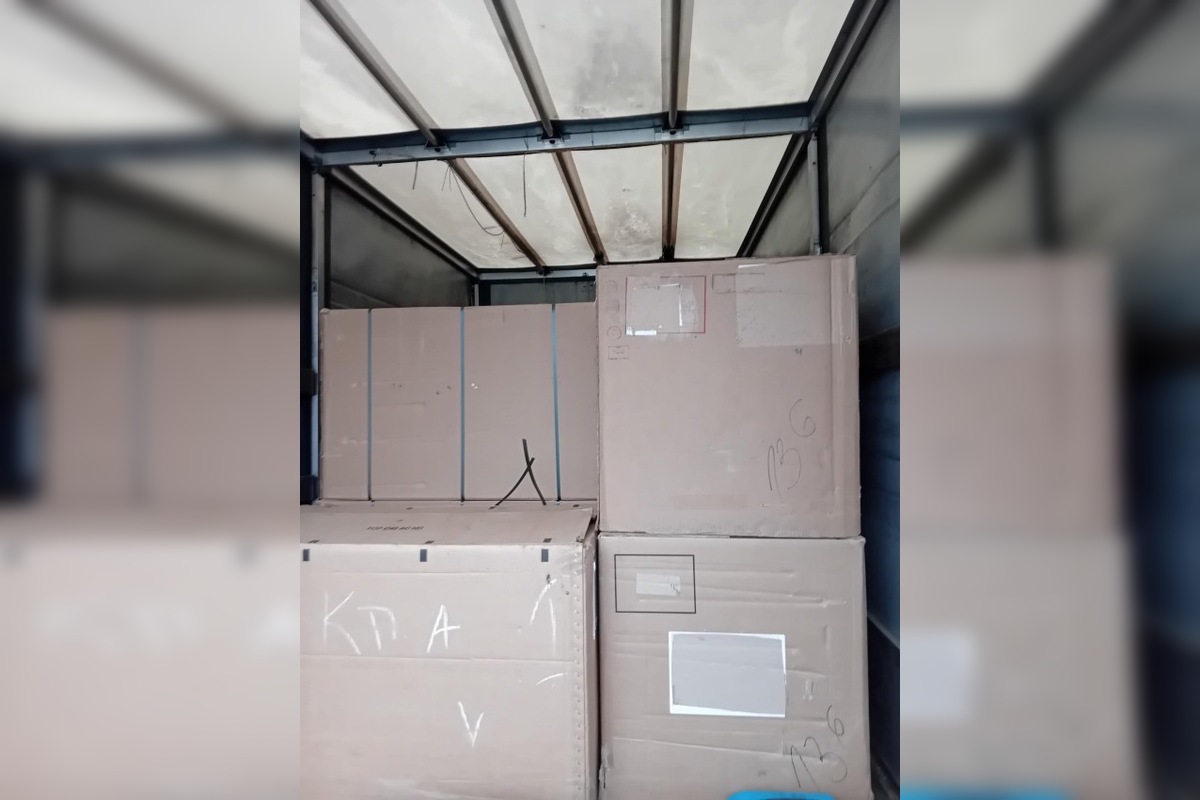 FOTO: Colníci pri Trenčíne zadržali poľského vodiča s krabicami plnými tabaku, foto 3