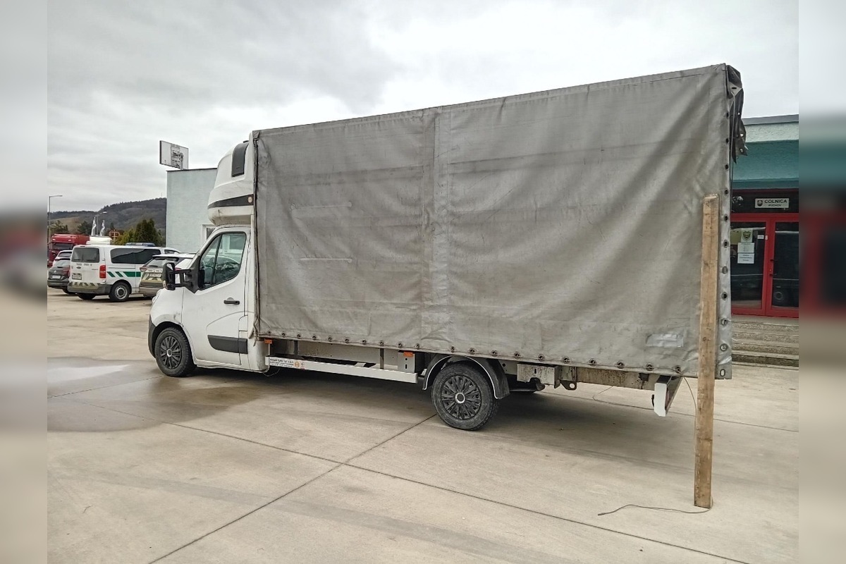 FOTO: Colníci pri Trenčíne zadržali poľského vodiča s krabicami plnými tabaku, foto 5