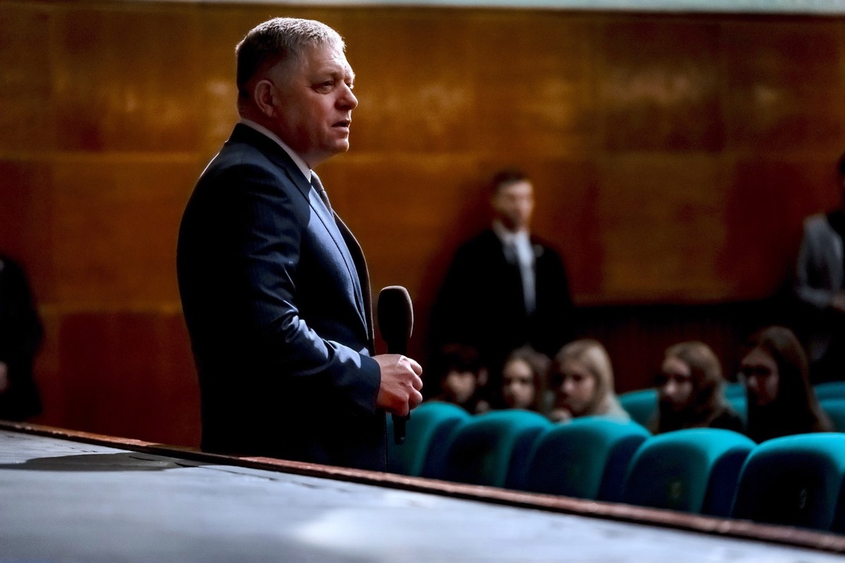 FOTO: Premiér Fico debatoval so študentmi gymnázia v Novom Meste, foto 1