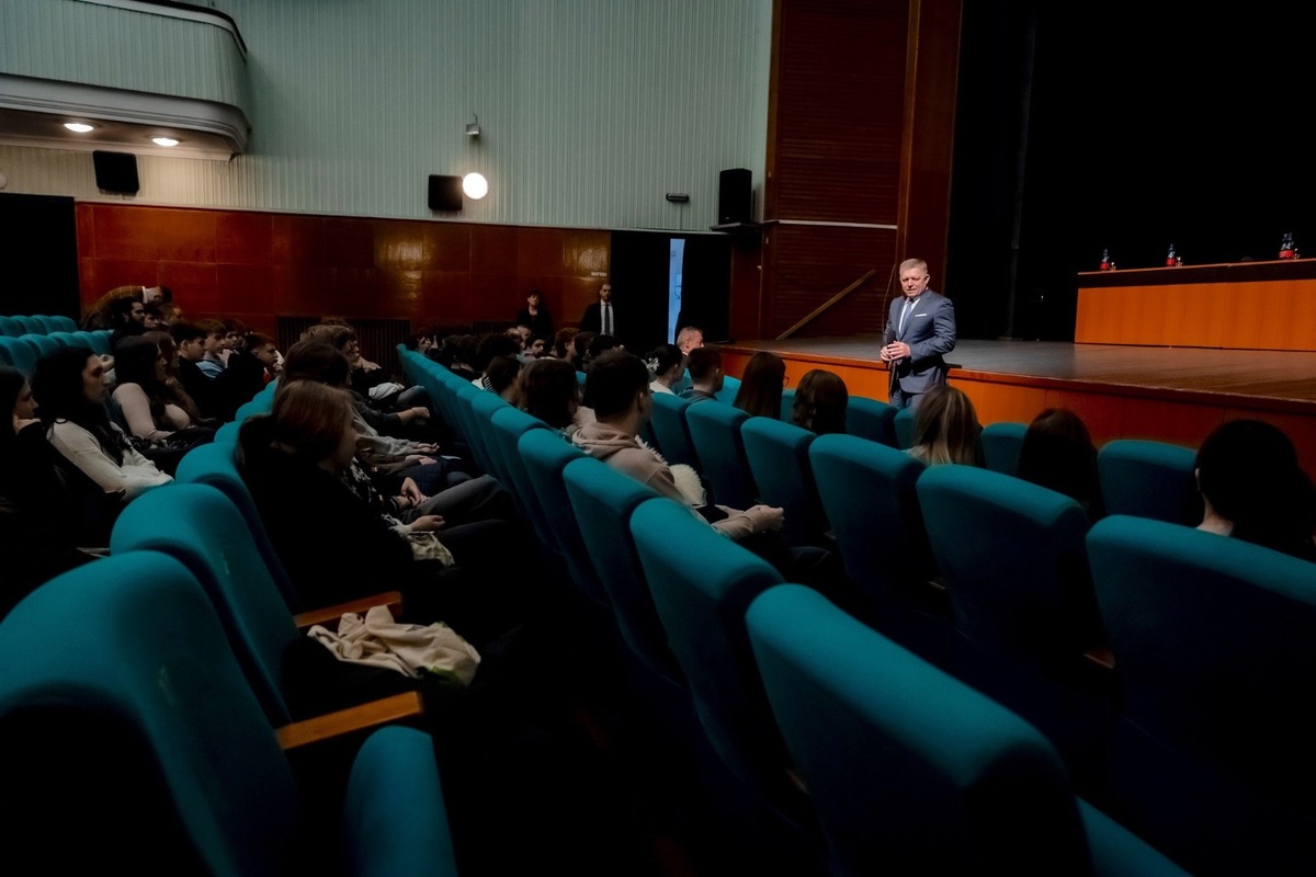 FOTO: Premiér Fico debatoval so študentmi gymnázia v Novom Meste, foto 4