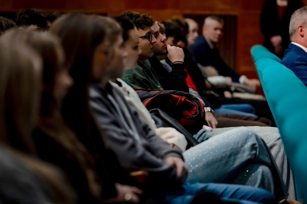 FOTO: Premiér Fico debatoval so študentmi gymnázia v Novom Meste, foto 5