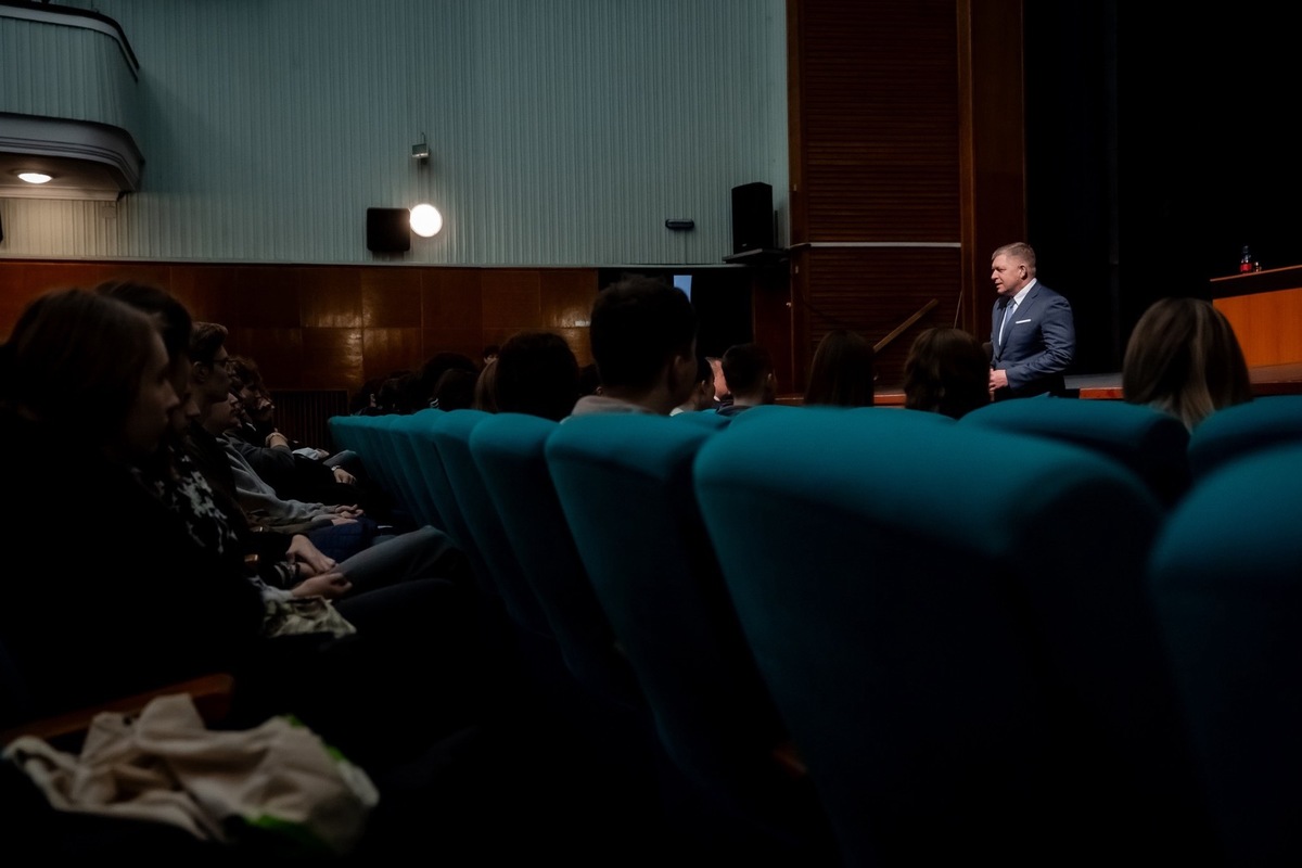 FOTO: Premiér Fico debatoval so študentmi gymnázia v Novom Meste, foto 7