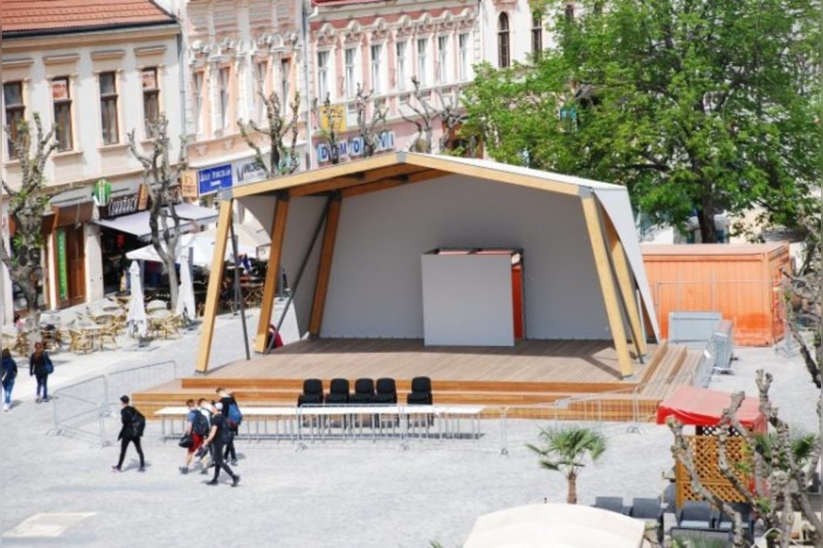 FOTO: Trenčania diskutujú, či nie je Mierové námestie krajšie bez pódia , foto 2