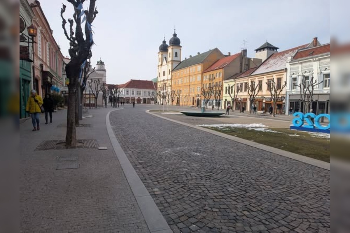 FOTO: Trenčania diskutujú, či nie je Mierové námestie krajšie bez pódia , foto 3