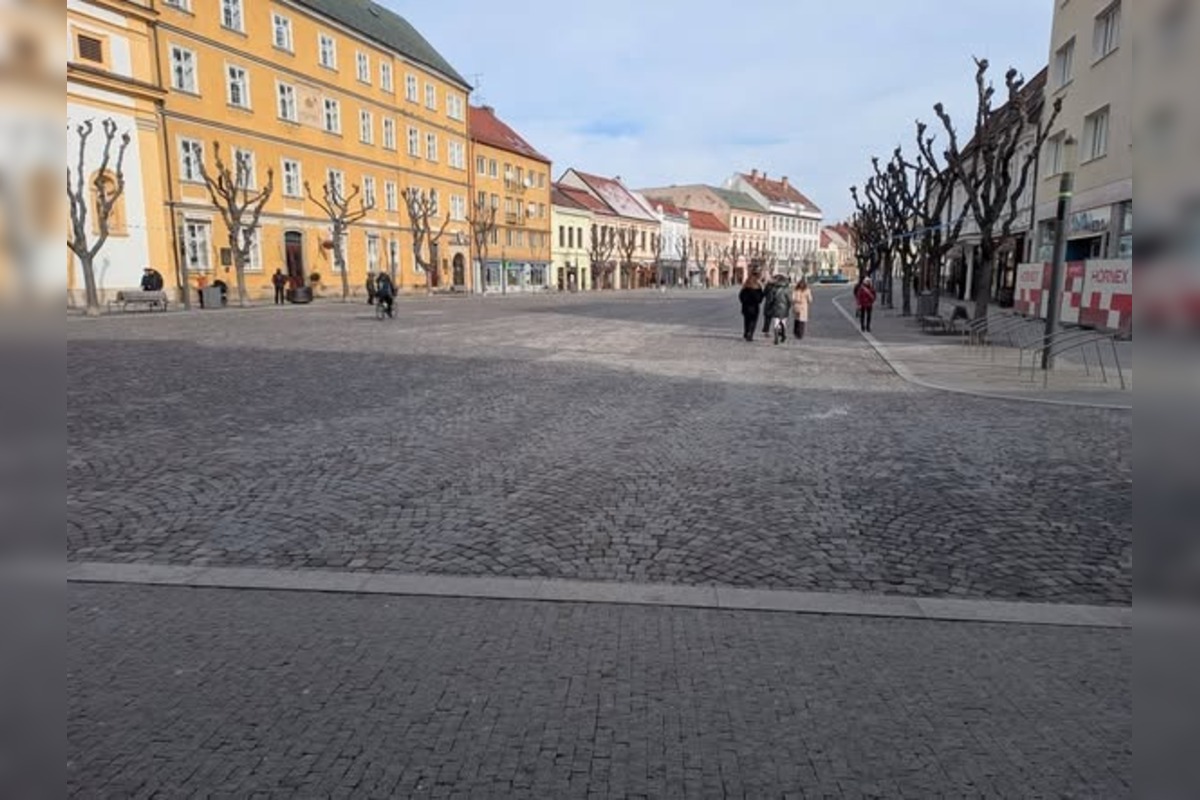 FOTO: Trenčania diskutujú, či nie je Mierové námestie krajšie bez pódia , foto 4