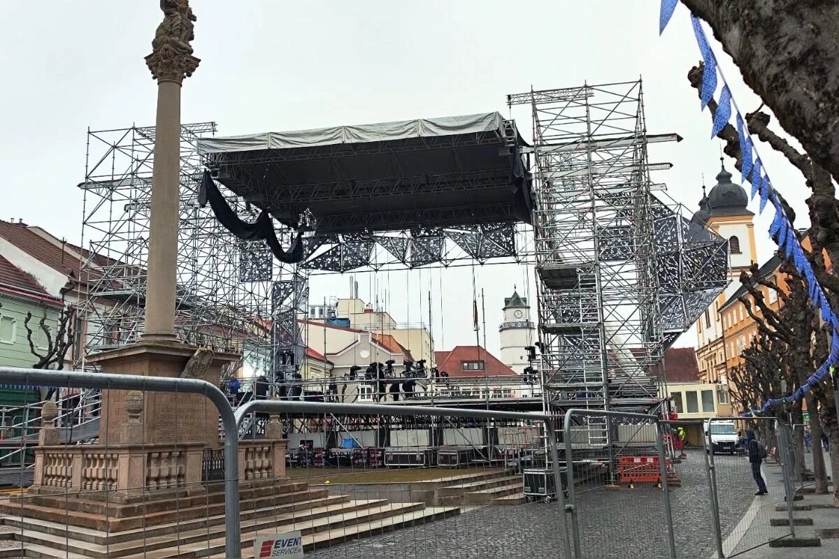 FOTO: Trenčania diskutujú, či nie je Mierové námestie krajšie bez pódia , foto 5