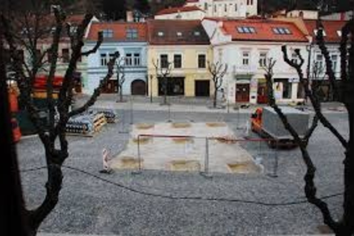 FOTO: Trenčania diskutujú, či nie je Mierové námestie krajšie bez pódia , foto 7