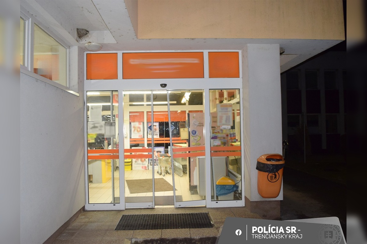 FOTO: Policajti chytili dvoch zlodejov, ktorí vykrádali potraviny v regióne , foto 1