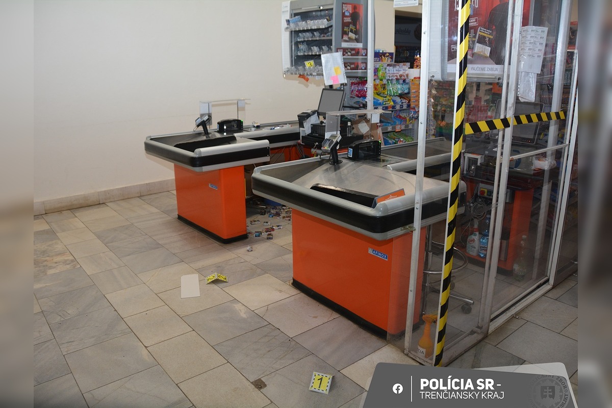 FOTO: Policajti chytili dvoch zlodejov, ktorí vykrádali potraviny v regióne , foto 2