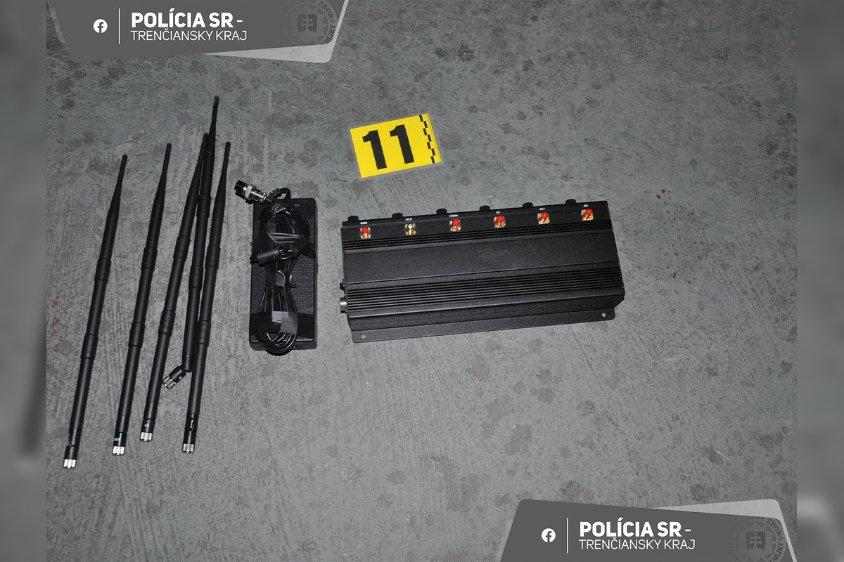 FOTO: Policajti chytili dvoch zlodejov, ktorí vykrádali potraviny v regióne , foto 3