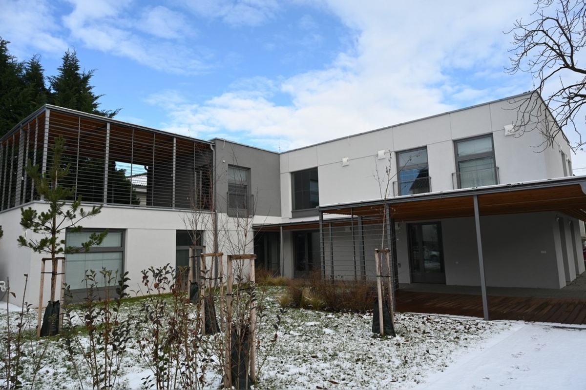 FOTO: Chátrajúci internát v Trenčíne sa zmenil na moderné centrum pomoci, foto 10