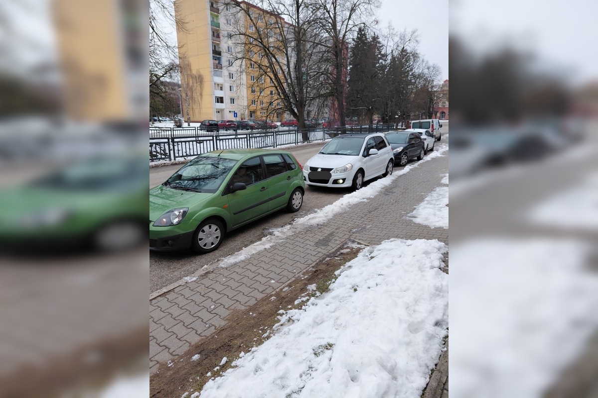 FOTO: Stará Turá upozorňuje vodičov na nebezpečné parkovanie, foto 1
