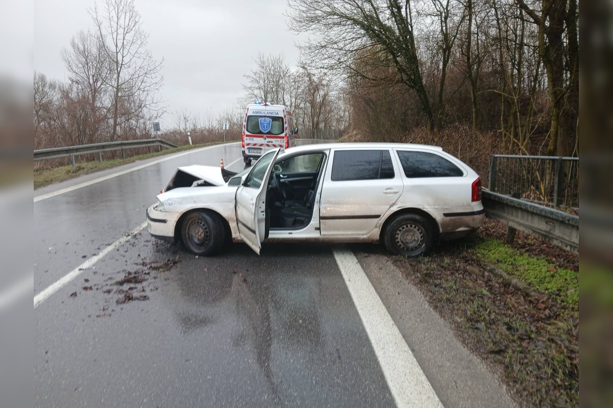 FOTO: Hasiči z Púchova zasahovali pri dopravnej nehode , foto 1