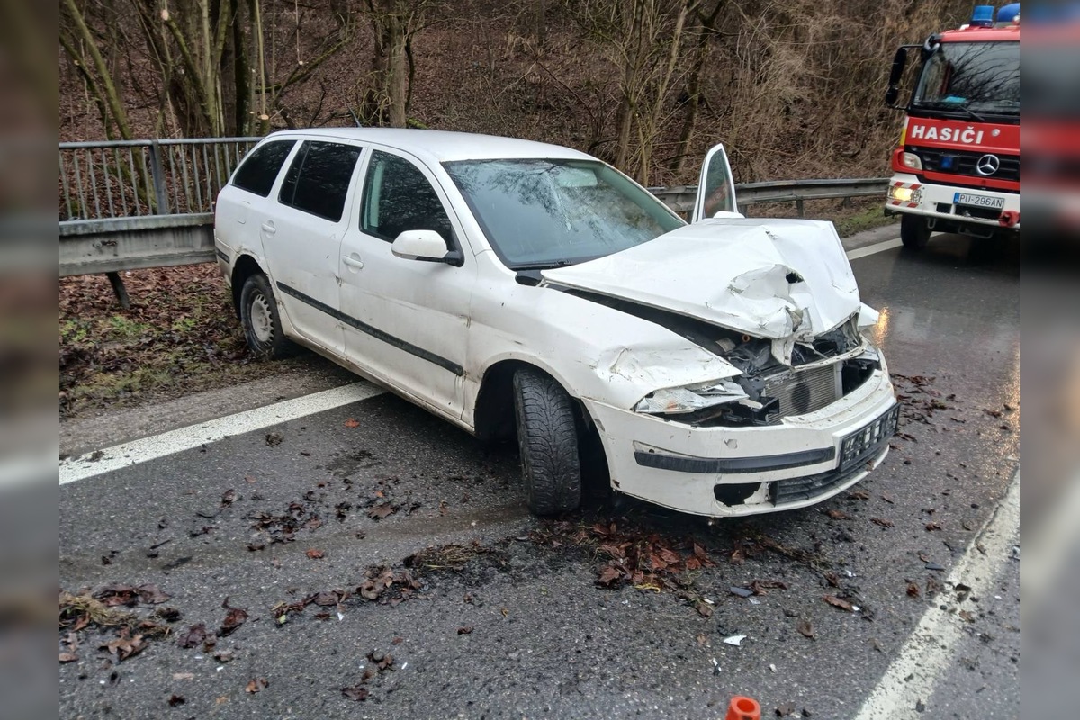 FOTO: Hasiči z Púchova zasahovali pri dopravnej nehode , foto 3