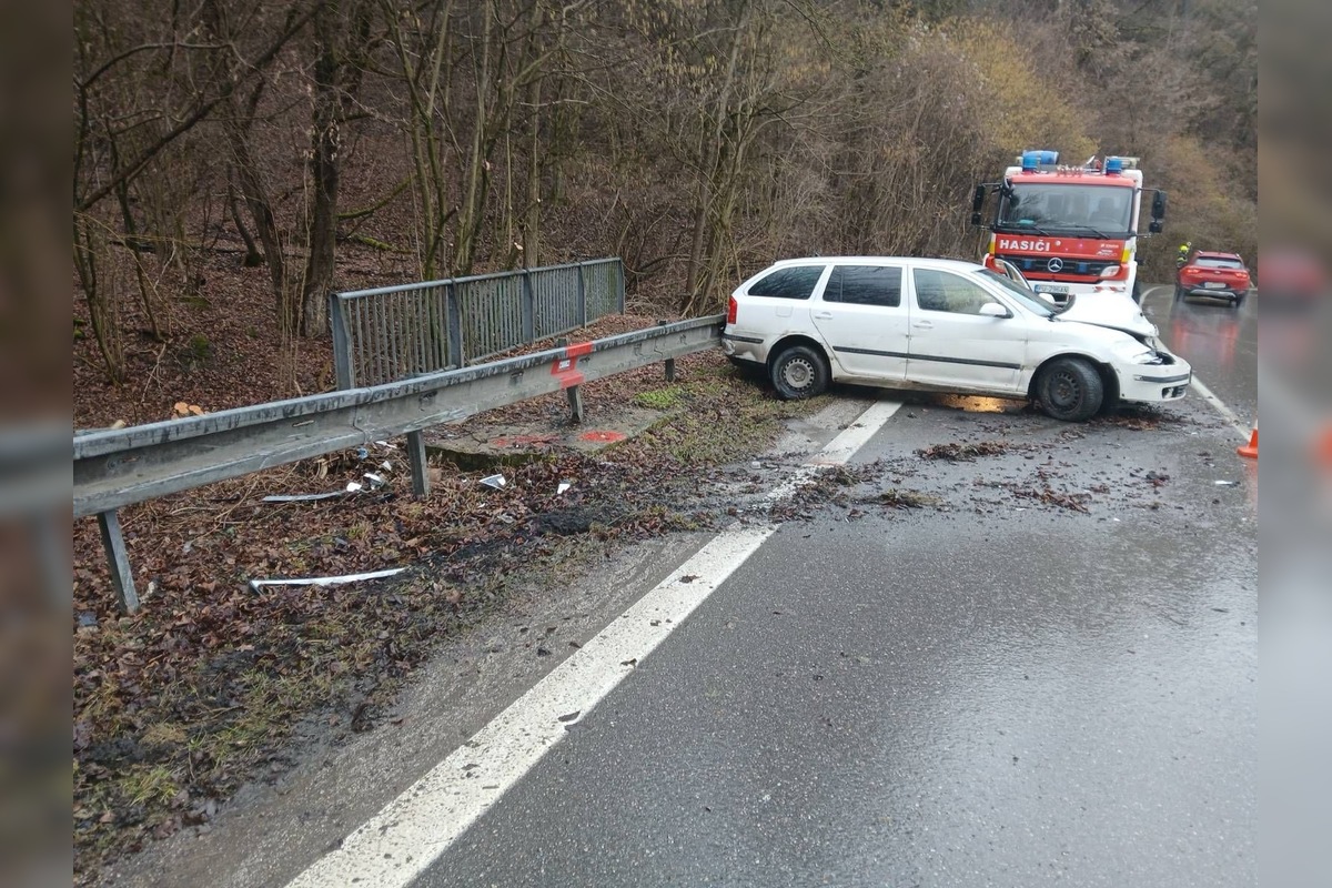 FOTO: Hasiči z Púchova zasahovali pri dopravnej nehode , foto 4