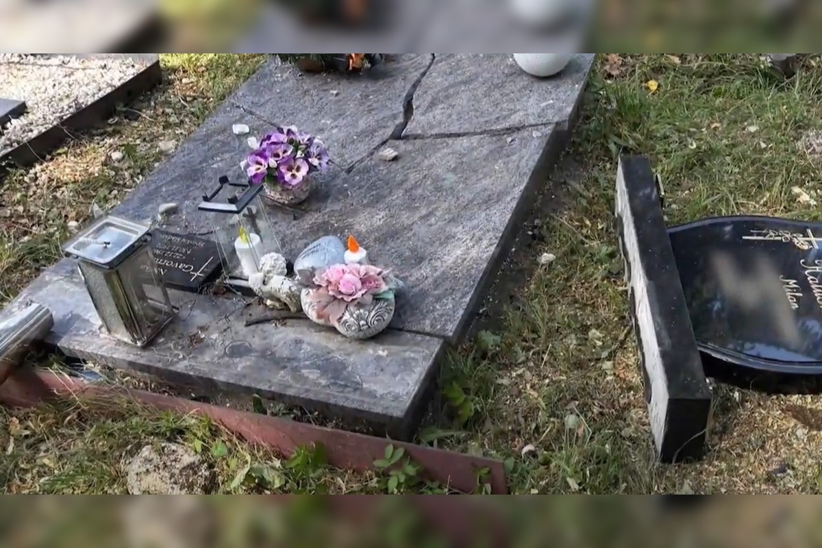 FOTO: Padnutý strom porušil náhrobný kameň na cintoríne v Trenčíne , foto 2