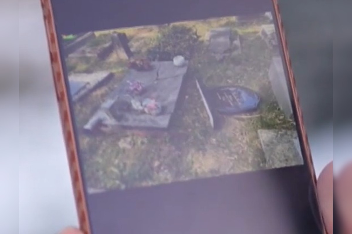 FOTO: Padnutý strom porušil náhrobný kameň na cintoríne v Trenčíne , foto 4