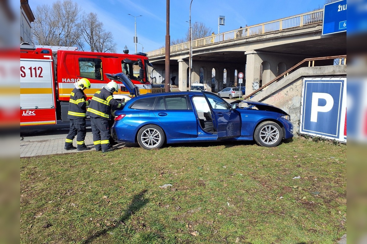 FOTO: Hasiči zasahovali pri dopravnej nehode v Trenčíne, foto 1