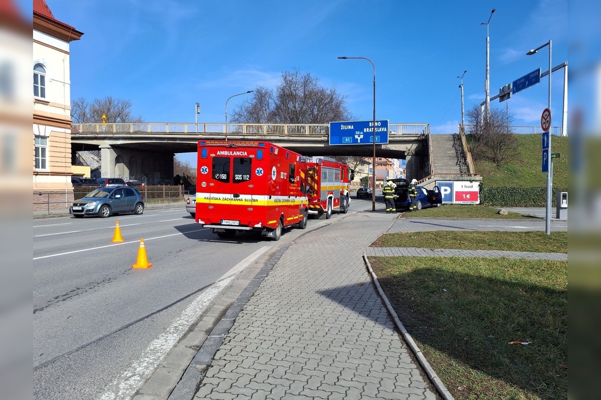 FOTO: Hasiči zasahovali pri dopravnej nehode v Trenčíne, foto 2