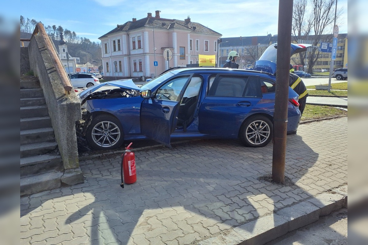 FOTO: Hasiči zasahovali pri dopravnej nehode v Trenčíne, foto 3