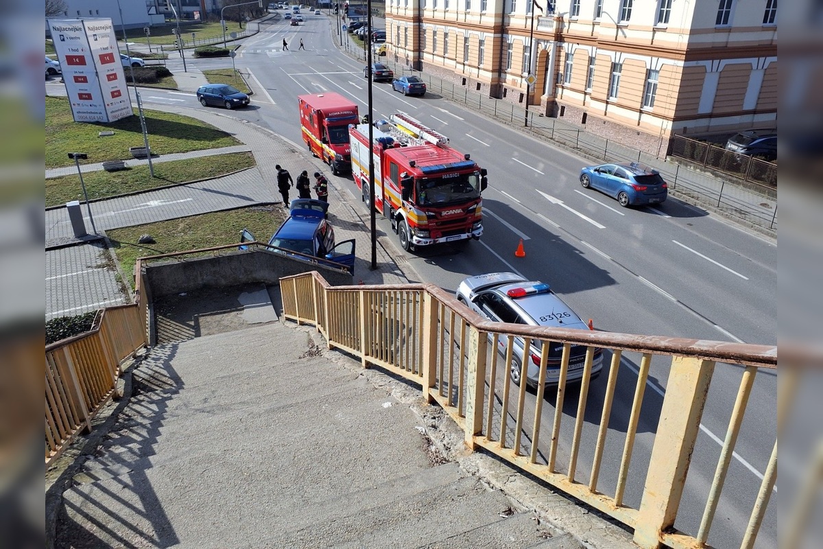 FOTO: Hasiči zasahovali pri dopravnej nehode v Trenčíne, foto 4