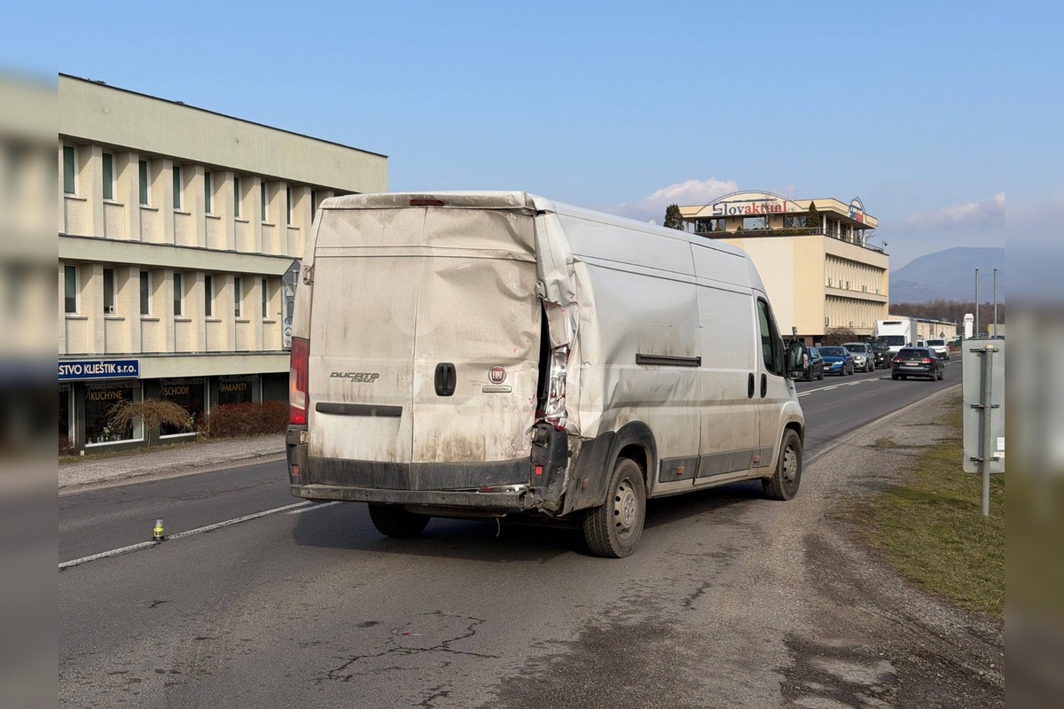 FOTO: Nehoda nákladného auta a dodávky, foto 1