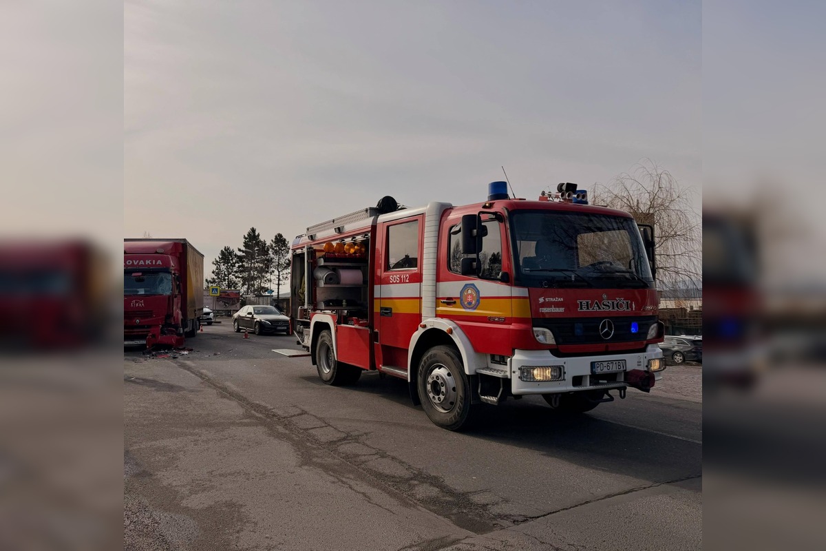 FOTO: Nehoda nákladného auta a dodávky, foto 2
