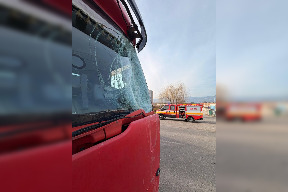 FOTO: Nehoda nákladného auta a dodávky, foto 3