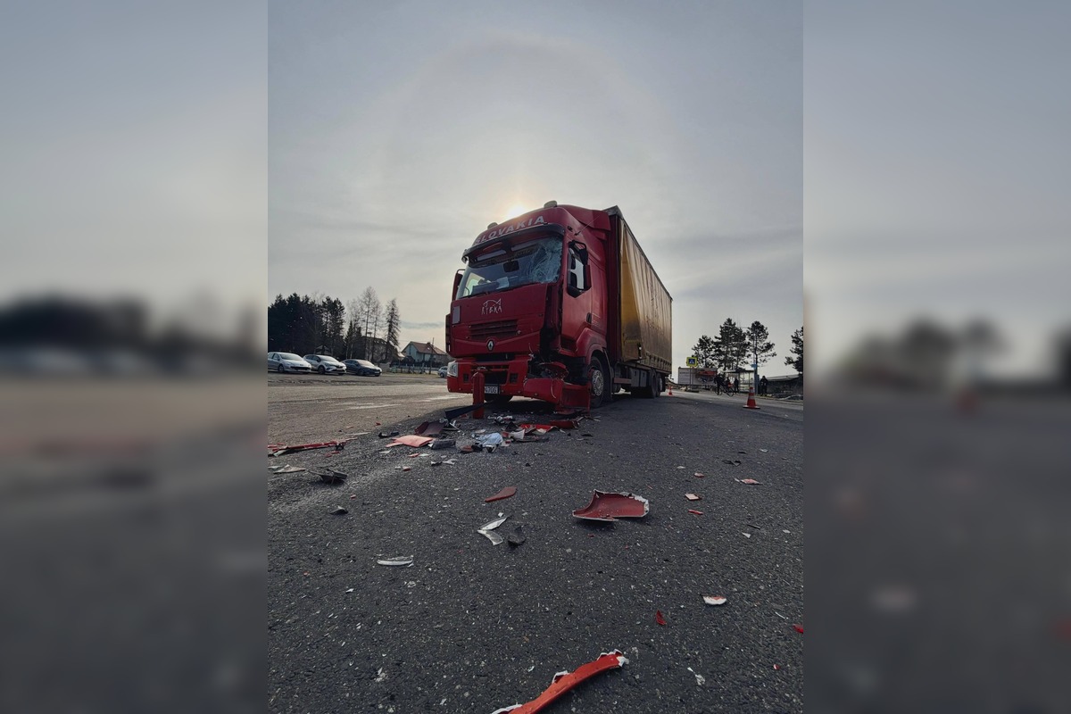 FOTO: Nehoda nákladného auta a dodávky, foto 4