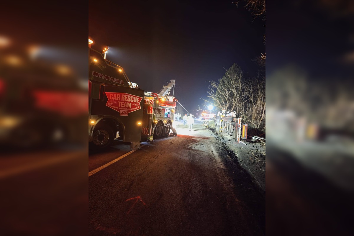 FOTO: Vodič neprežil náraz do stromu pred návratom do Handlovej , foto 1