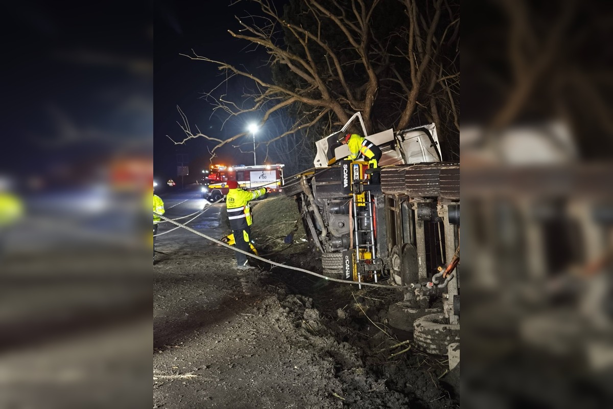 FOTO: Vodič neprežil náraz do stromu pred návratom do Handlovej , foto 2