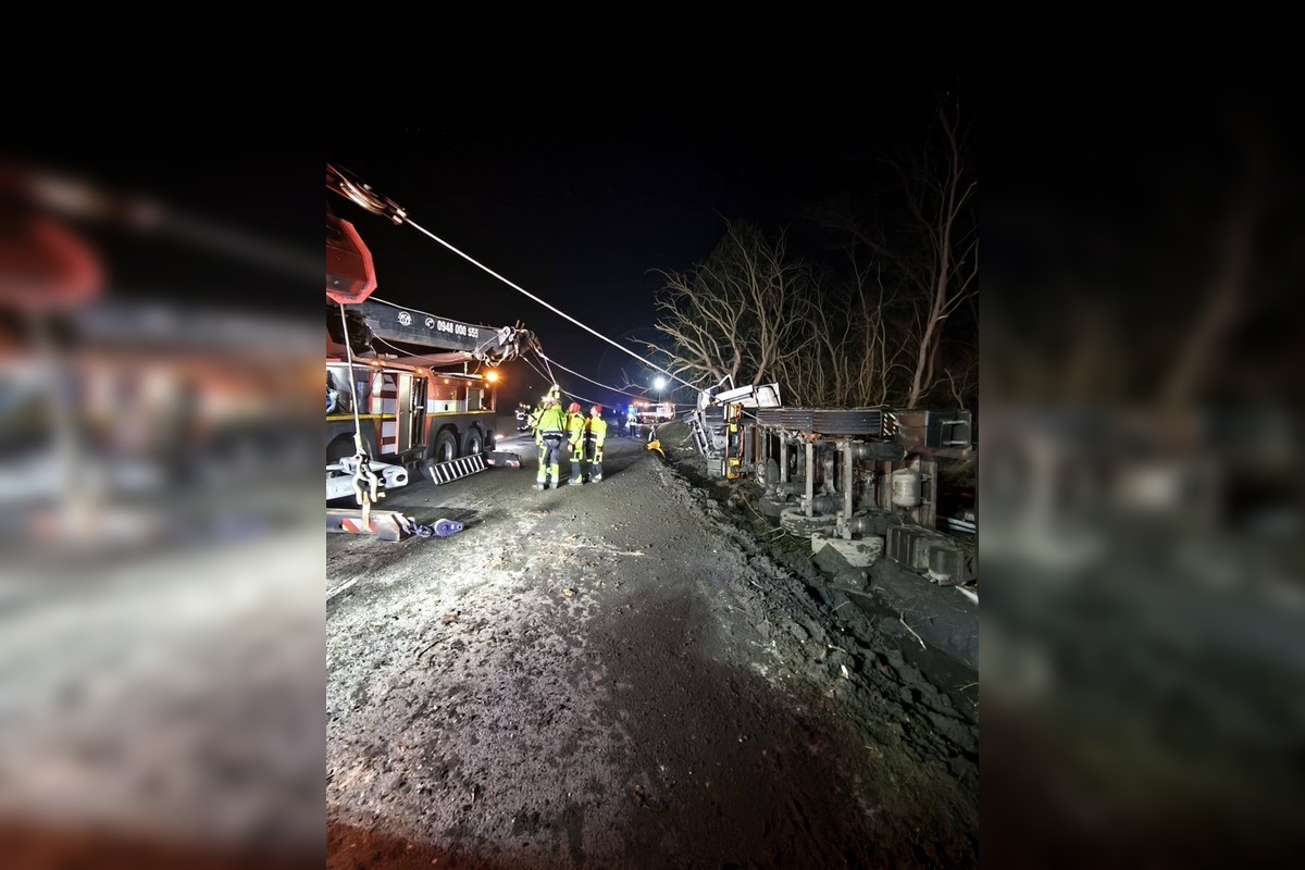 FOTO: Vodič neprežil náraz do stromu pred návratom do Handlovej , foto 5