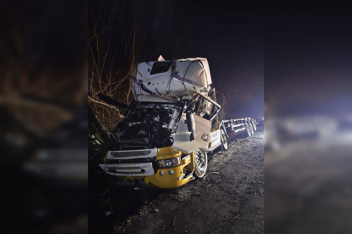 FOTO: Vodič neprežil náraz do stromu pred návratom do Handlovej , foto 6