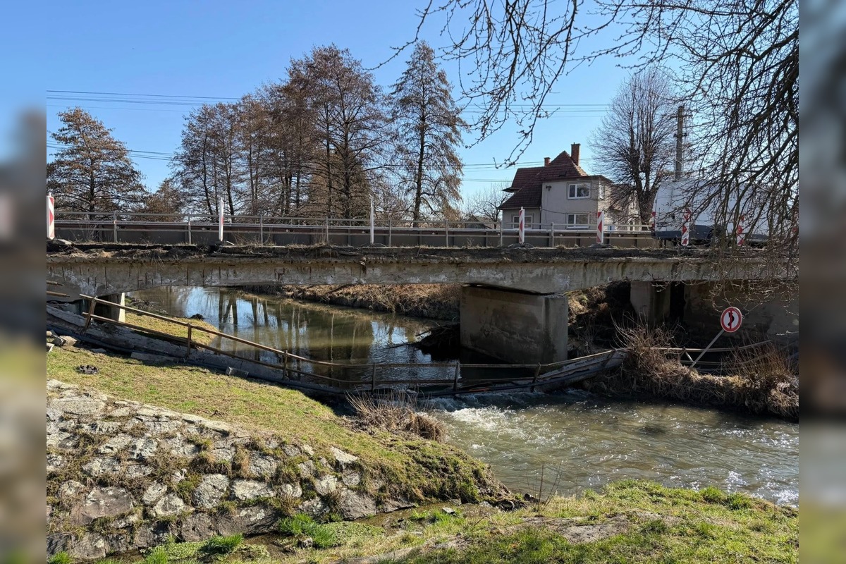 FOTO: Zrútila sa časť mostu v Opatovciach nad Nitrou , foto 4